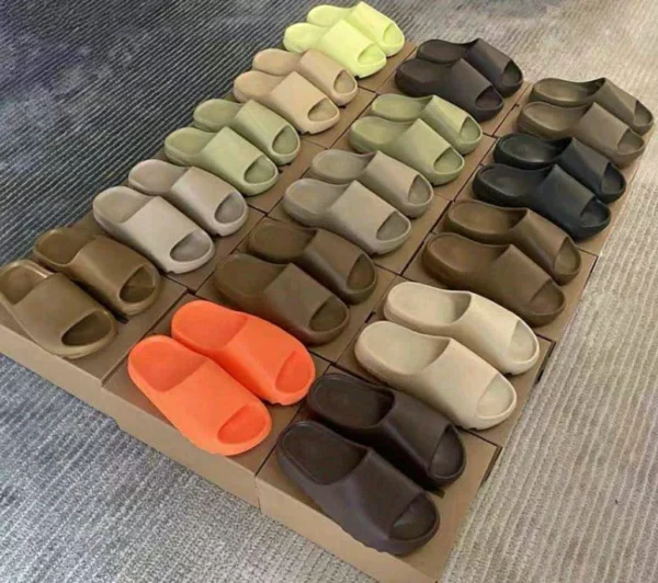 YEEZY SLIDES – Pallets - Image 2