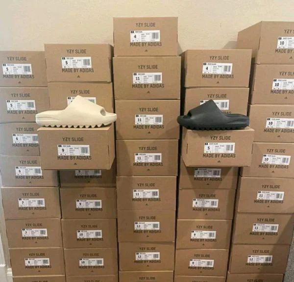 YEEZY SLIDES – Pallets - Image 3